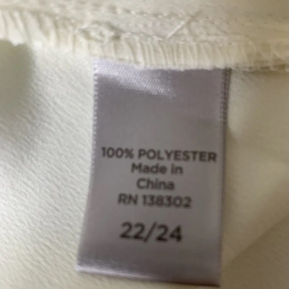 3/$30 NWT Avenue Size
22/24 Button Up Blouse 3/4
Pleated Kimono Style Sleeve - Picture 14 of 16